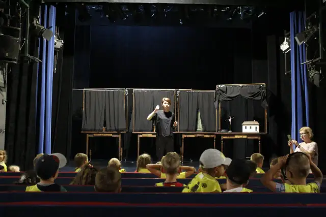 Jak powstaje spektakl teatralny - odkryj sekrety jego tworzenia