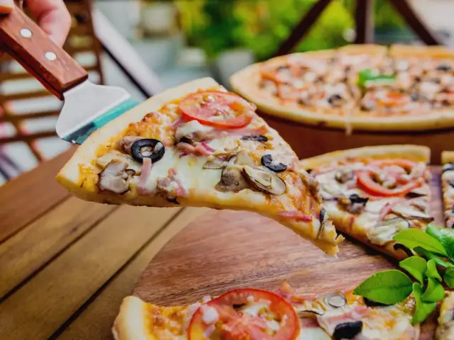 Pizza 40 cm na ile osób? Sprawdź, jak zaplanować idealne porcje dla każdej okazji