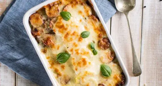 Jak przygotować idealną zapiekankę ziemniaczaną pod beszamelem?