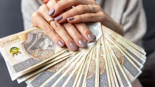 Jakie są realne zarobki na stylizacji paznokci: poznaj stawki i możliwości