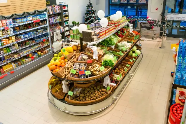 Regały warzywne - kluczowe informacje dla właścicieli sklepów spożywczych