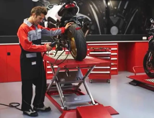 Ile zarabia mechanik motocyklowy? Zaskakujące fakty o wynagrodzeniu