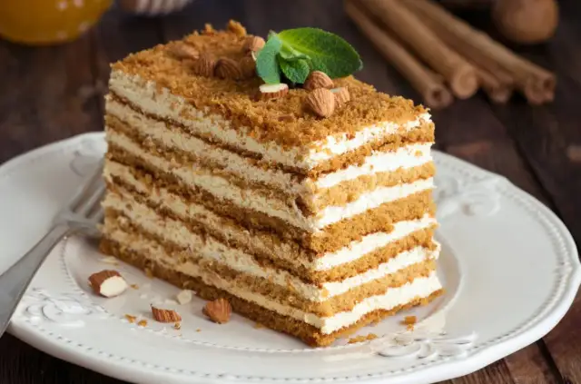 Przepis na ciasto miodownik z kaszą manną, który zachwyci każdego