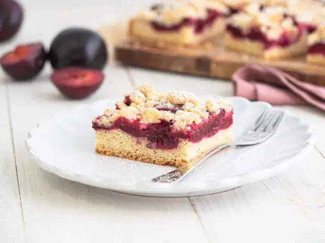 Najlepsze przepisy na ciasto kruche ze śliwkami, które zachwycą smakoszy