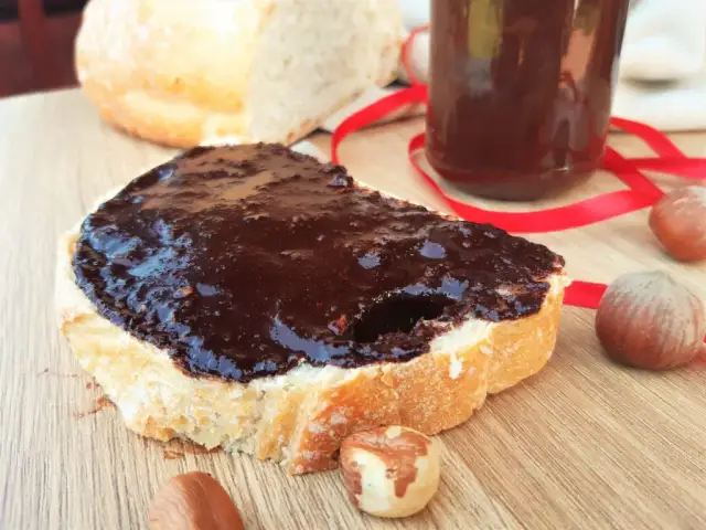 Czy Nutella jest wegańska? Odkryj, co naprawdę zawiera ten krem