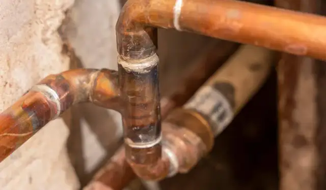 Pęknięta rura w ścianie: Jak skutecznie naprawić i uniknąć szkód