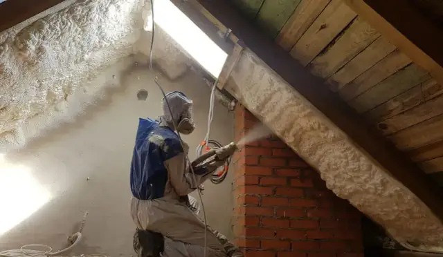 Ile kosztuje ocieplanie poddasza pianką? Ceny i porównanie metod