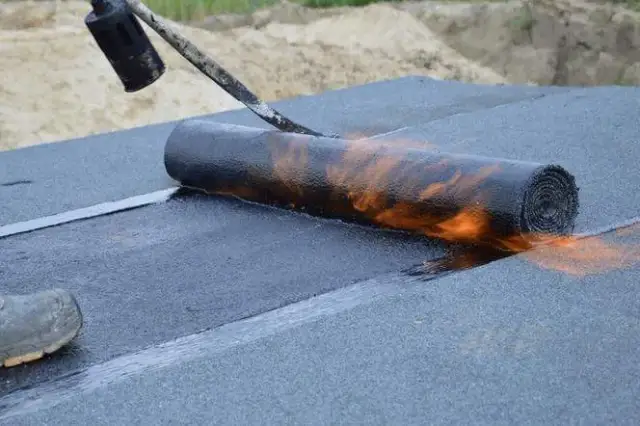 Ile kosztuje papa na dach? Szczegółowe ceny i koszty montażu.