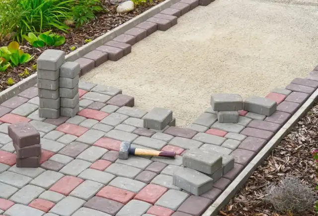 Jaki beton do palisady? Wybierz najlepszy i trwały materiał budowlany