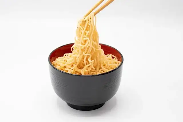 Zaskakująca prawda o kaloriach w makaronie z zupki chińskiej - fakty i liczby