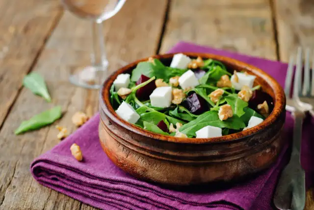 Pyszna sałatka z buraków i sera koziego - łatwy przepis na zdrowie