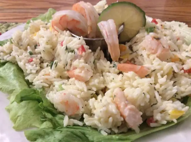 Recette de salade de riz au crevette crémeuse et savoureuse à essayer