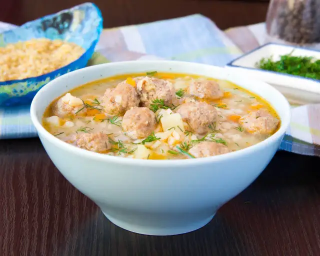 Jaka zupa z pulpetami? Odkryj pyszne przepisy na smaczne dania