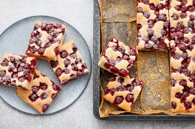 Proste ciasto jogurtowe z wiśniami - pyszny przepis na deser