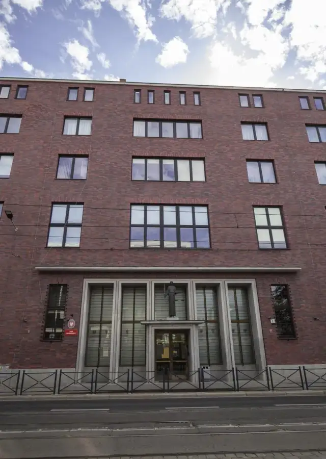 Sąd a przedawnienie z urzędu: Kiedy i jak jest badane w Polsce?