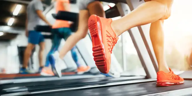 Czy bieganie na bieżni jest zdrowe? Odkryj korzyści i zagrożenia