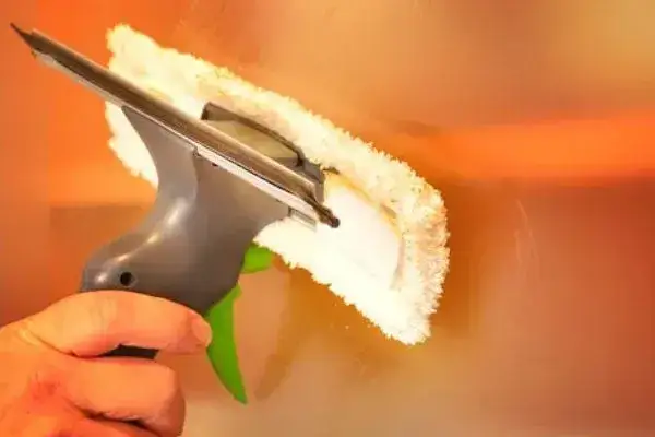 Skuteczne sposoby na to, czym myć kafelki na ścianie, aby lśniły