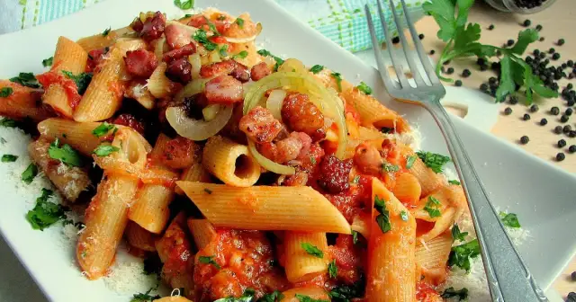 Penne all'Amatriciana - łatwy przepis na klasyczne włoskie danie