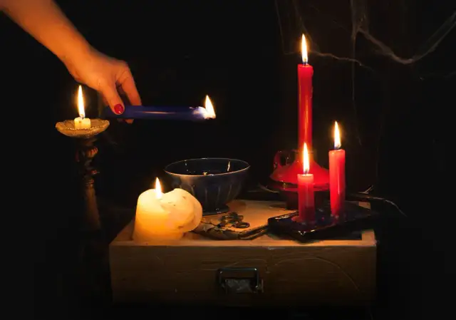 Wróżby andrzejkowe: znaczenie symboli i ich tajemnice w przyszłości