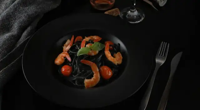 Czarne spaghetti przepisy: odkryj wyjątkowe dania na każdą okazję