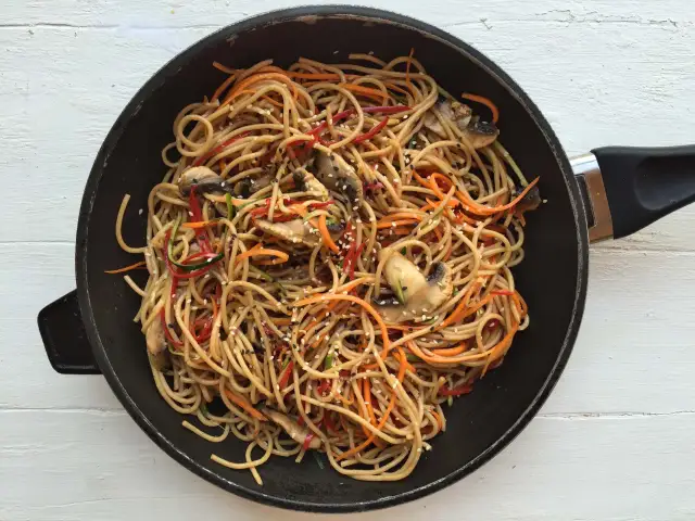 Zamienniki makaronu chow mein, które uratują Twoje dania