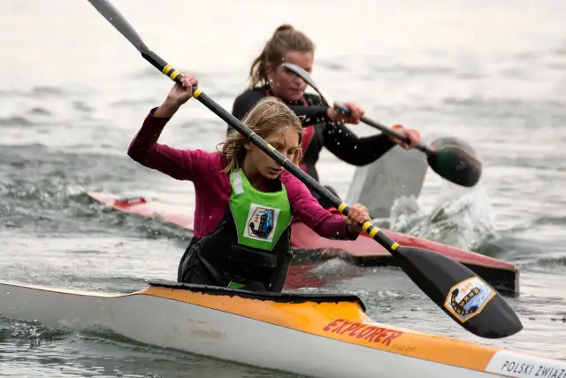 Wioślarstwo a kajakarstwo: Kluczowe różnice, które musisz znać