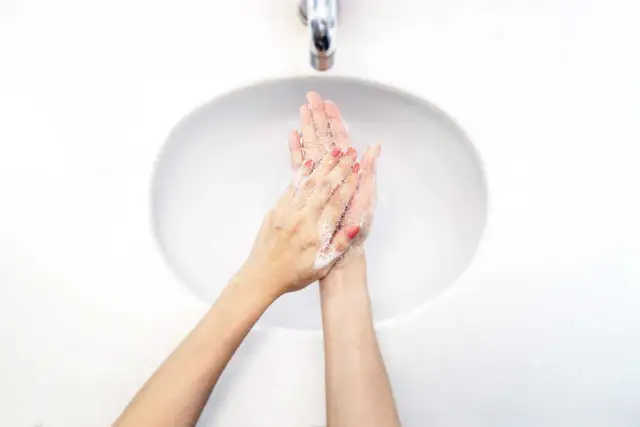 Dezynfekcja rąk kiedy: kluczowe momenty, które mogą uratować zdrowie