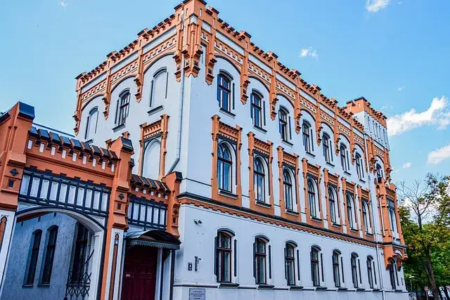 Jak profesjonalnie pomalować elewację domu bez kosztownych błędów