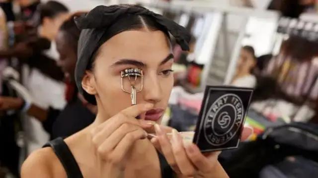 Jak nakładać makijaż: proste kroki do idealnego wyglądu każdego dnia