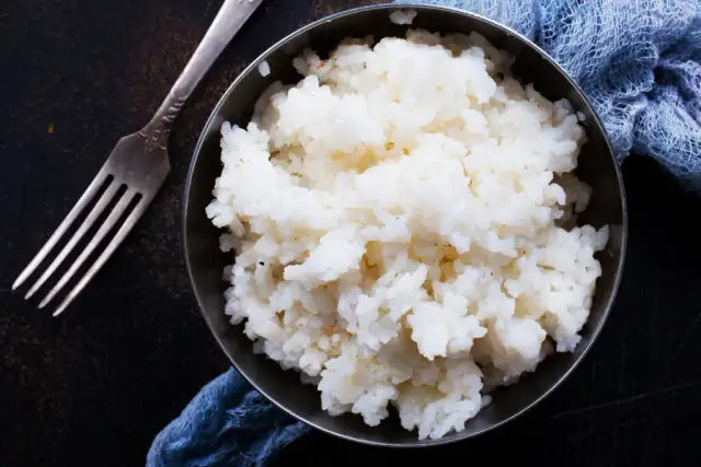 Co można zrobić z ugotowanego ryżu? 10 pysznych i prostych przepisów