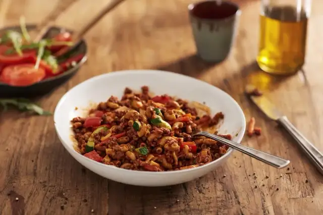 Szybki przepis na makaron penne z sosem pomidorowym i mięsem mielonym