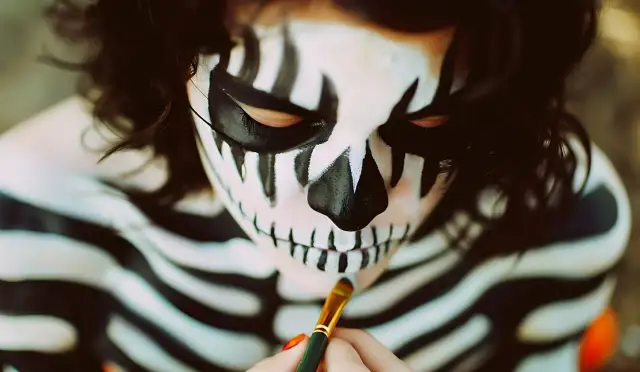 Jak zrobić makijaż szkieleta, który zaskoczy na każdej imprezie Halloweenowej