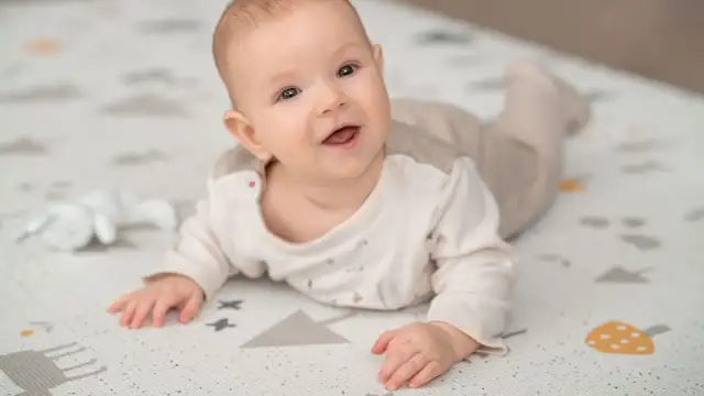 Jaka mata edukacyjna dla niemowlaka zapewni bezpieczeństwo i rozwój?