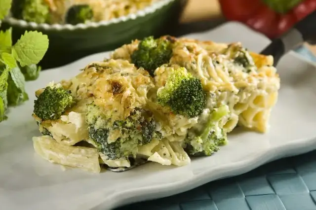 Smaczna zapiekanka serowa z makaronem i brokułami na obiad
