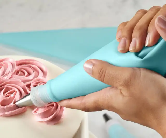 Czym udekorować tort? 10 kreatywnych pomysłów na dekorację