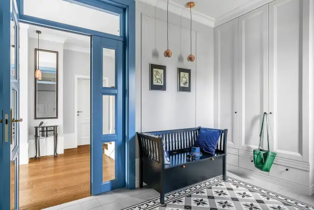 Co położyć na ścianę w przedpokoju, aby uniknąć nudnych aranżacji?