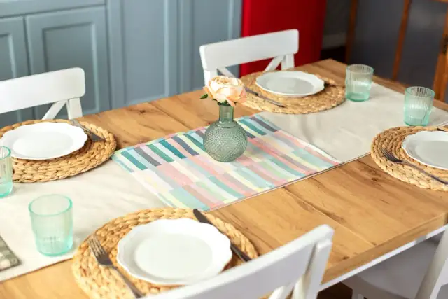 Codzienna dekoracja stołu w salonie – stwórz przytulny nastrój w domu