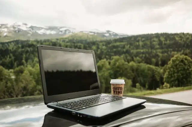 Ładowanie laptopa w podróży i bez dostępu do gniazdka – skuteczne triki