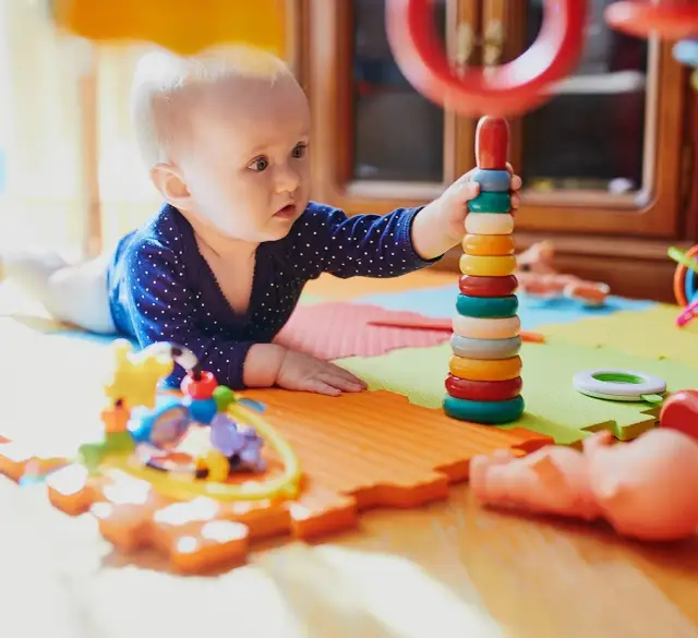 Co robić z miesięcznym dzieckiem - pomysły na bezpieczne zabawy i aktywności