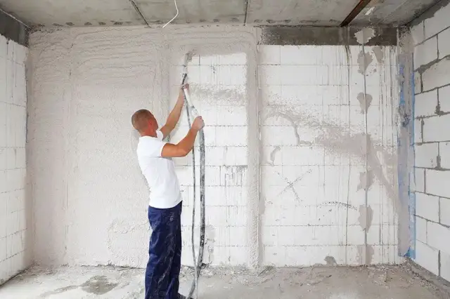 Tynk czy płyty gipsowe - który materiał wybrać do wykończenia wnętrz?