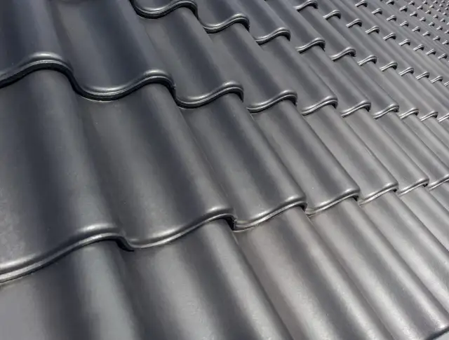 Jaki kolor okien do czarnego dachu? Odkryj najlepsze połączenia kolorystyczne