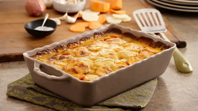 Jak przygotować zapiekankę ziemniaczaną z serem żółtym, która zachwyci każdego