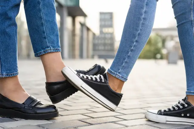 Jakie skarpetki do półbutów damskich wybrać, by uniknąć dyskomfortu i podkreślić styl?