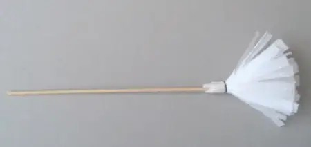 Jak łatwo zrobić miotłę czarownicy dla dziecka w domu – prosty poradnik