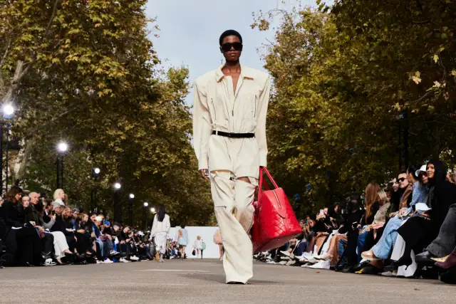 Jaki kolor modny w tym sezonie? Odkryj najnowsze trendy kolorystyczne