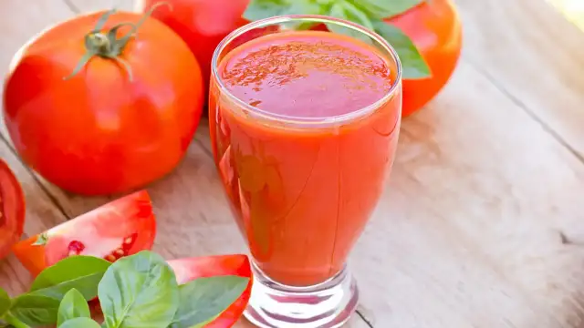 Sok pomidorowy na co pomaga? Odkryj jego niezwykłe korzyści zdrowotne
