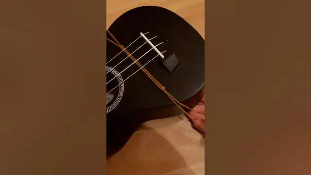 Jak założyć pasek na ukulele, by grać wygodnie i bez przeszkód