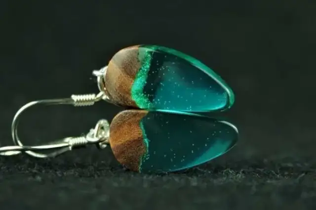 Jak zrobić piękną biżuterię z żywicy i drewna? Prosty sposób dla początkujących