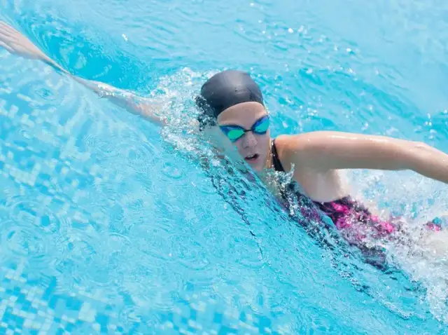 Jaki styl pływania jest najzdrowszy? Odkryj korzyści dla zdrowia