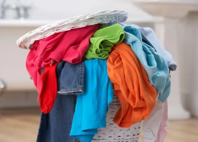 Jakie kolory do jasnego prania? Uniknij farbowania ubrań!